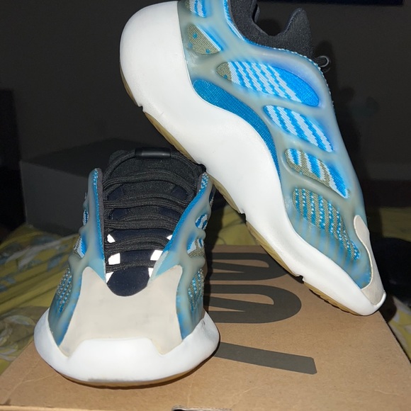 Yeezy 700 sneakers - Picture 3 of 5